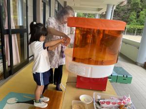 祖父母と一緒に綿菓子を作っているところ