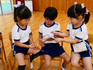 外国のお金を触っている写真