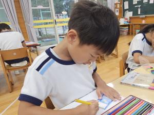 お金を作っている写真