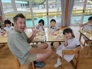 給食を食べている写真
