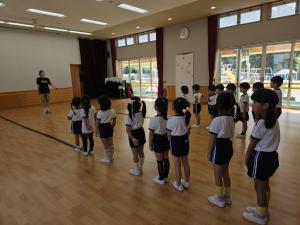 話を聞いている写真