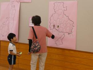 祖父母の住んでいるところにシールを貼っている写真