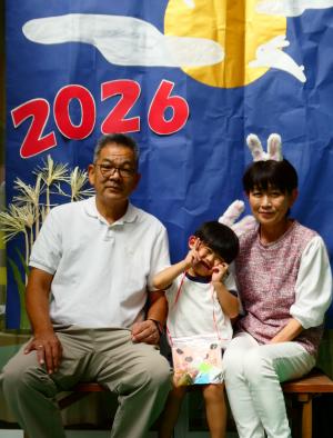 祖父母と記念撮影している写真