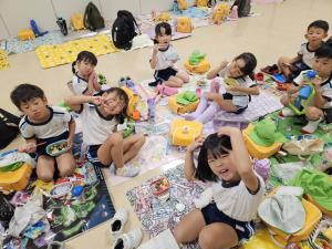 お弁当を食べている写真