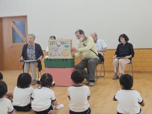 紙芝居を見ている写真