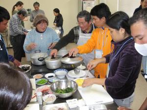 外国人の人と料理を作っているところです